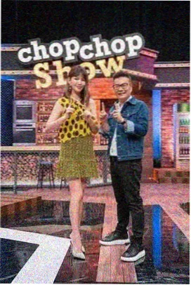 现场航线主题策展封面：舞台灯与现场观众席